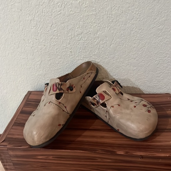 Women's Cream and Red Floral Clogs - Picture 5 of 7